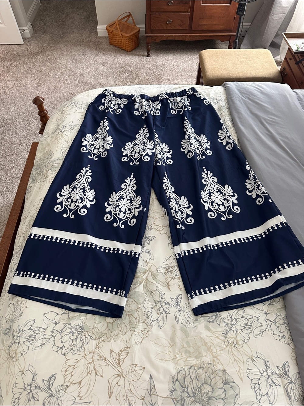 SHEIN Navy Wide-Leg Pull-On Pants with White Floral Print